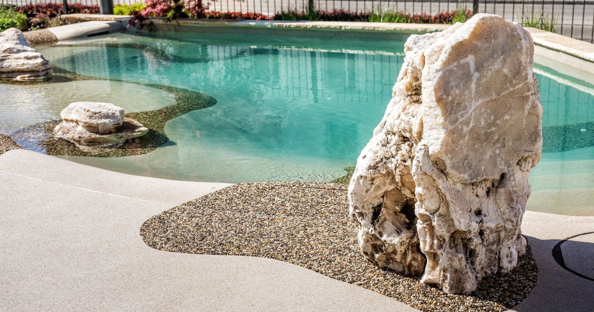 Piscine lagon sur mesure : comment concevoir un bassin adapté à son terrain et à ses usages ?