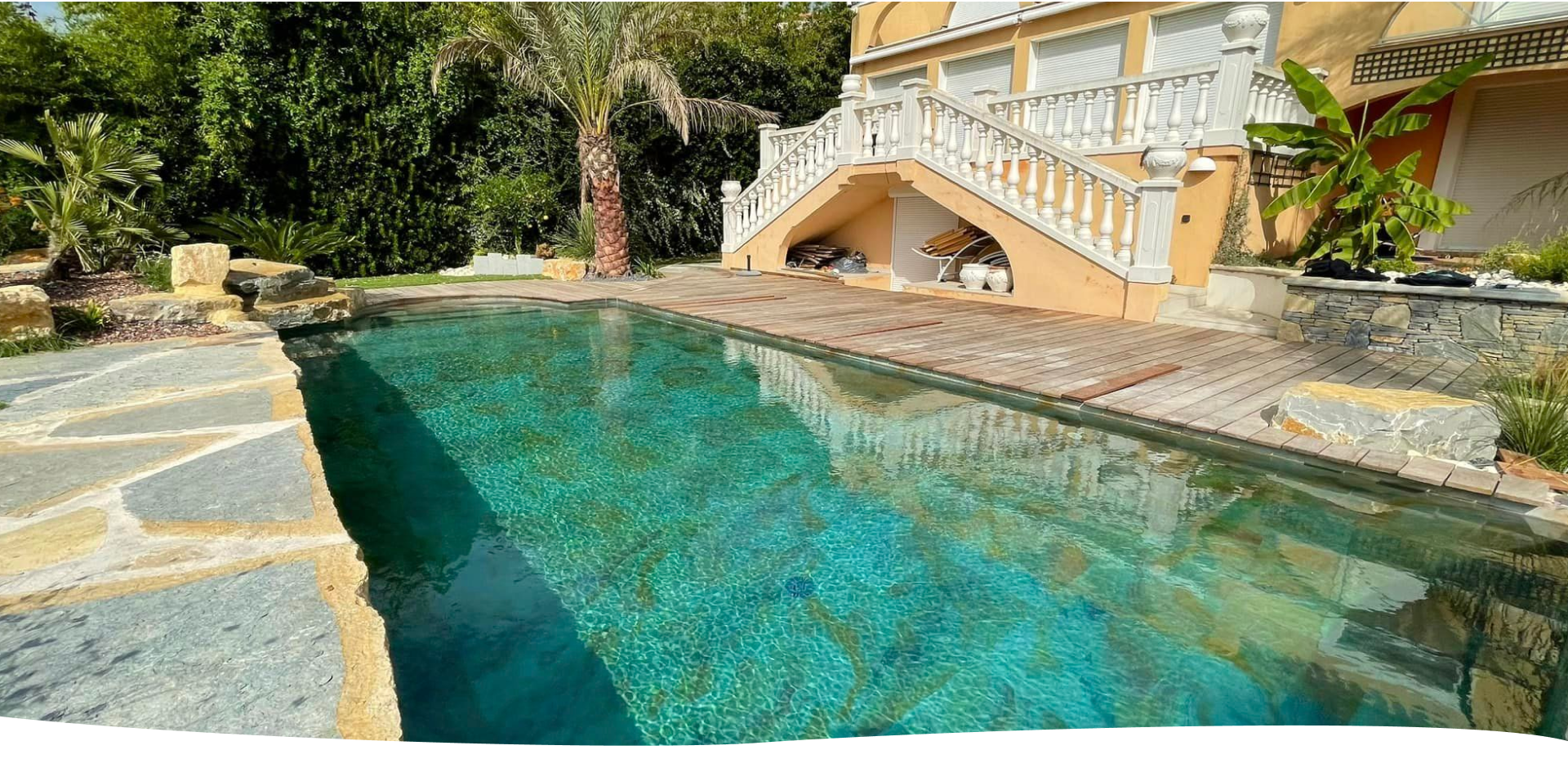 Vue panoramique d’une piscine lagon à Valenciennes et Denain réalisée par Nuances d’Ô