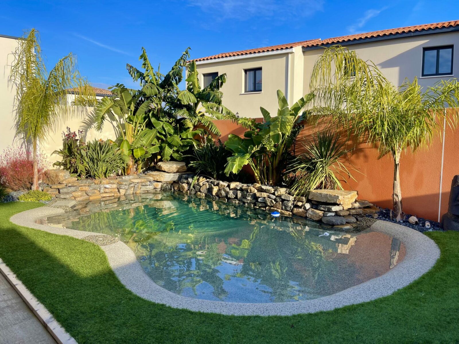 Piscine naturelle ou piscine lagon : derrière un aspect similaire, deux conceptions du bassin